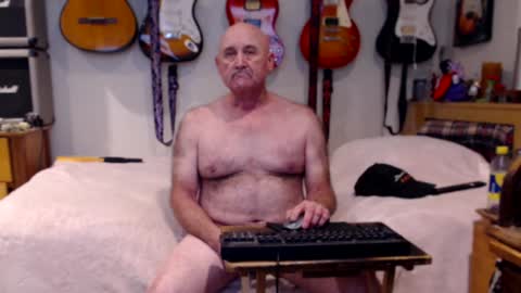 Snapshot of guitarsexgod chatting on February 4, 6:25 am Mario online show from February 4, 6:25 am