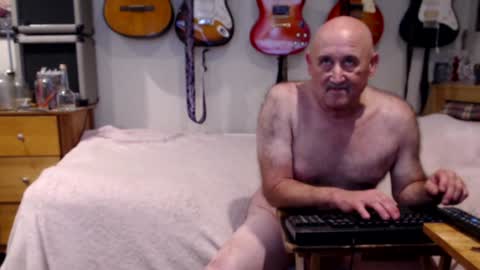 Snapshot of guitarsexgod chatting on December 13, 1:22 pm Mario online show from December 13, 1:22 pm