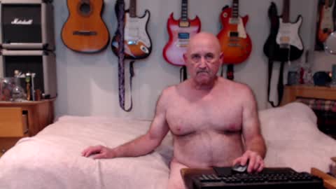 Snapshot of guitarsexgod chatting on December 29, 8:00 am Mario online show from December 29, 8:00 am