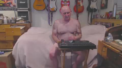 Snapshot of guitarsexgod chatting on February 19, 2:01 am Mario online show from February 19, 2:01 am