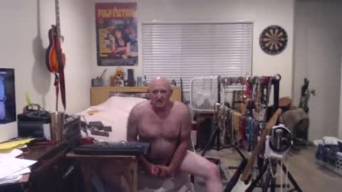 Snapshot of guitarsexgod chatting on October 27, 10:17 am Mario online show from October 27, 10:17 am