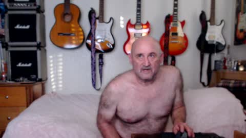 Snapshot of guitarsexgod chatting on January 19, 12:06 am Mario online show from January 19, 12:06 am