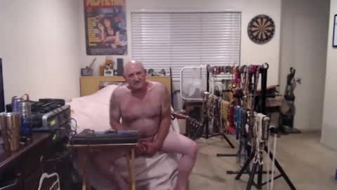 Snapshot of guitarsexgod chatting on October 16, 9:17 am Mario online show from October 16, 9:17 am