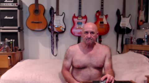 Snapshot of guitarsexgod chatting on December 31, 10:48 am Mario online show from December 31, 10:48 am