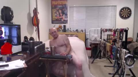 Snapshot of guitarsexgod chatting on October 24, 9:55 am Mario online show from October 24, 9:55 am