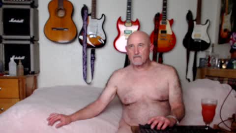 Snapshot of guitarsexgod chatting on January 25, 10:51 am Mario online show from January 25, 10:51 am