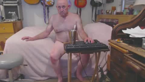 Snapshot of guitarsexgod chatting on February 28, 8:53 am Mario online show from February 28, 8:53 am