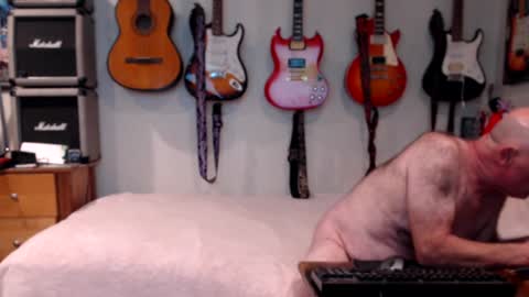 Snapshot of guitarsexgod chatting on February 6, 10:26 am Mario online show from February 6, 10:26 am