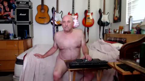 Snapshot of guitarsexgod chatting on February 23, 7:03 pm Mario online show from February 23, 7:03 pm
