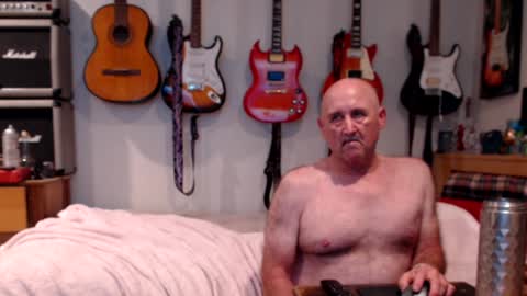 Snapshot of guitarsexgod chatting on December 8, 11:19 pm Mario online show from December 8, 11:19 pm