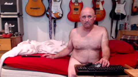 Snapshot of guitarsexgod chatting on December 4, 12:47 pm Mario online show from December 4, 12:47 pm