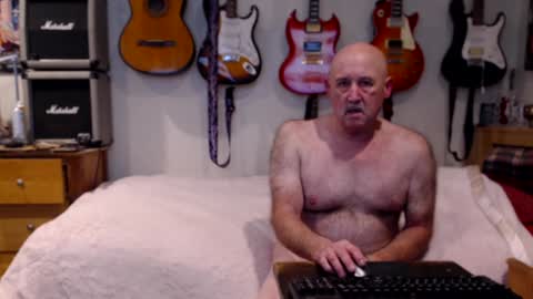 Snapshot of guitarsexgod chatting on January 8, 11:21 am Mario online show from January 8, 11:21 am