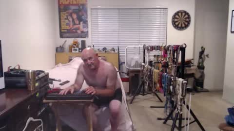 Snapshot of guitarsexgod chatting on October 17, 9:24 am Mario online show from October 17, 9:24 am