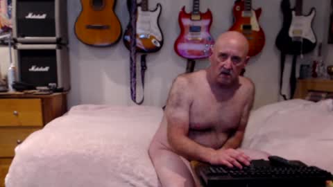 Snapshot of guitarsexgod chatting on January 10, 11:54 am Mario online show from January 10, 11:54 am