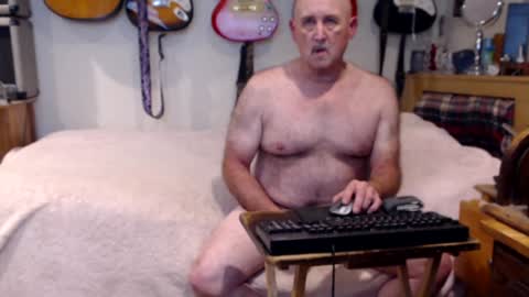 Snapshot of guitarsexgod chatting on December 18, 6:32 am Mario online show from December 18, 6:32 am