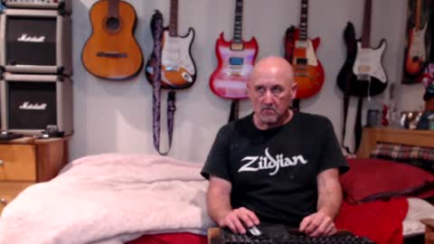 Snapshot of guitarsexgod chatting on January 27, 11:00 am Mario online show from January 27, 11:00 am