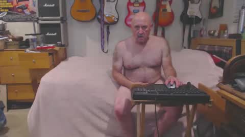 Snapshot of guitarsexgod chatting on March 5, 10:44 am Mario online show from March 5, 10:44 am