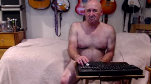 Snapshot of guitarsexgod chatting on January 2, 11:41 am Mario online show from January 2, 11:41 am