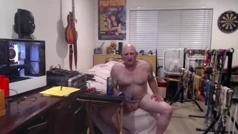 Snapshot of guitarsexgod chatting on October 20, 9:35 am Mario online show from October 20, 9:35 am