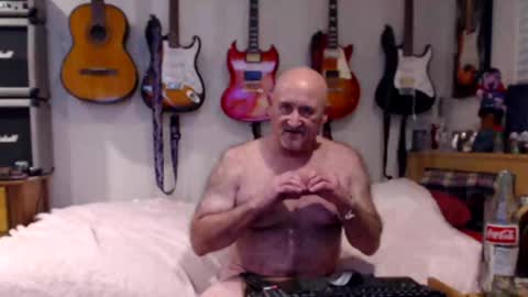 Snapshot of guitarsexgod chatting on January 22, 4:55 am Mario online show from January 22, 4:55 am