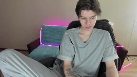Snapshot of guy_liam1 chatting on December 5, 8:22 am guy_liam1 online show from December 5, 8:22 am