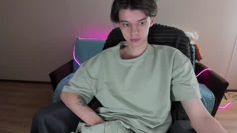 Snapshot of guy_liam1 chatting on December 23, 1:24 pm guy_liam1 online show from December 23, 1:24 pm