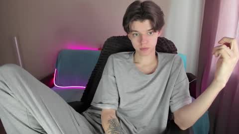Snapshot of guy_liam1 chatting on March 9, 1:37 pm guy_liam1 online show from March 9, 1:37 pm