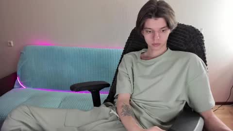 Snapshot of guy_liam1 chatting on February 13, 2:20 pm guy_liam1 online show from February 13, 2:20 pm