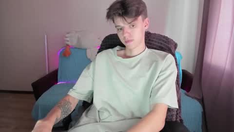 Snapshot of guy_liam1 chatting on September 24, 2:04 pm guy_liam1 online show from September 24, 2:04 pm