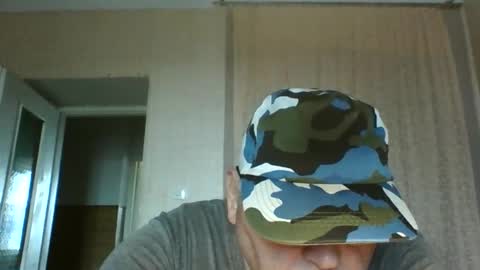 Snapshot of guyboy73 chatting on September 18, 12:29 pm guyboy73 online show from September 18, 12:29 pm