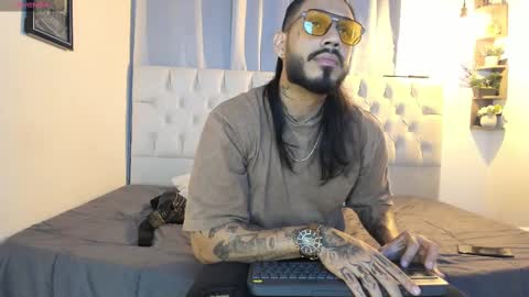 Snapshot of hache222 chatting on January 15, 1:23 am hache222 online show from January 15, 1:23 am