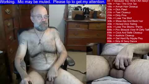 Snapshot of hairydaddybear69 chatting on January 17, 1:47 am HairyDaddyBear69 online show from January 17, 1:47 am