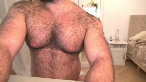 Snapshot of hairyinstinct chatting on February 19, 11:25 pm hairyinstinct online show from February 19, 11:25 pm