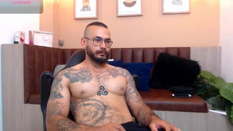 Snapshot of hanz_col chatting on March 7, 12:01 pm hanz_col online show from March 7, 12:01 pm