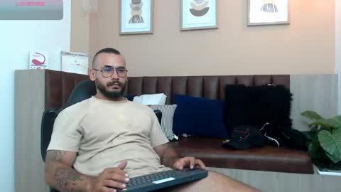 Snapshot of hanz_col chatting on March 8, 11:33 am hanz_col online show from March 8, 11:33 am