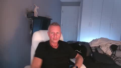 happyconnor1 online show from November 12, 9:19 pm