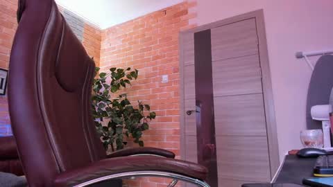 Snapshot of hard_and_juici chatting on January 23, 10:43 am Steve online show from January 23, 10:43 am
