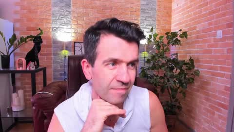 Snapshot of hard_and_juici chatting on February 1, 10:48 am Steve online show from February 1, 10:48 am