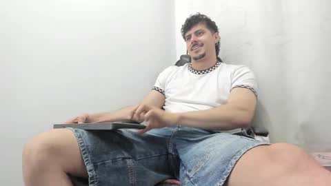 Snapshot of harrydaviss chatting on October 8, 5:01 am alpha online show from October 8, 5:01 am