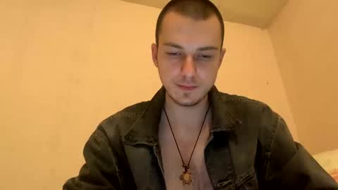 Snapshot of hattydee chatting on December 4, 1:25 am dee online show from December 4, 1:25 am