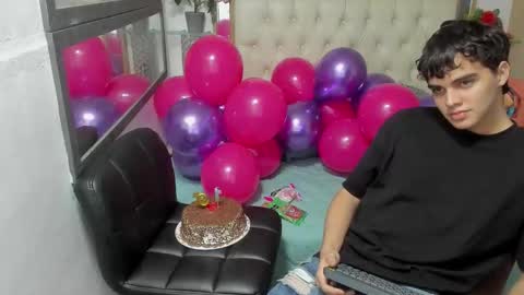 Snapshot of heiker_ chatting on October 16, 3:25 am heiker_ online show from October 16, 3:25 am