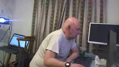 Snapshot of hermeneutika chatting on January 3, 5:50 am mature online show from January 3, 5:50 am