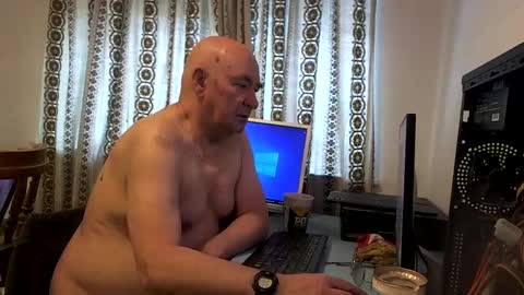 Snapshot of hermeneutika chatting on December 23, 10:10 am mature online show from December 23, 10:10 am