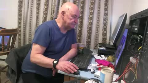 Snapshot of hermeneutika chatting on January 18, 3:35 am mature online show from January 18, 3:35 am