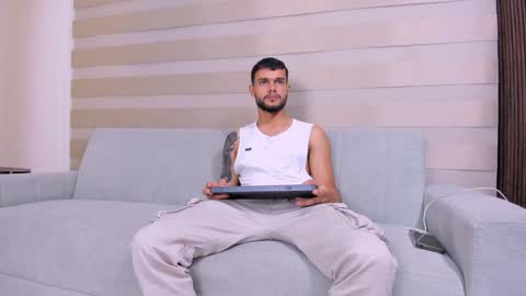 Snapshot of heteros_men chatting on December 3, 12:44 am heteros men online show from December 3, 12:44 am