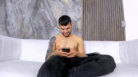Snapshot of heteros_men chatting on February 8, 1:43 am heteros men online show from February 8, 1:43 am