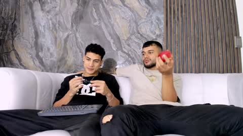 Snapshot of heteros_men chatting on February 5, 1:37 am heteros men online show from February 5, 1:37 am