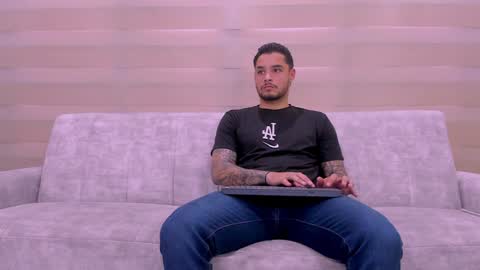 Snapshot of heteros_men chatting on December 16, 7:00 pm heteros men online show from December 16, 7:00 pm