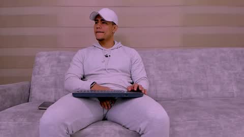 Snapshot of heteros_men chatting on December 24, 1:28 pm heteros men online show from December 24, 1:28 pm