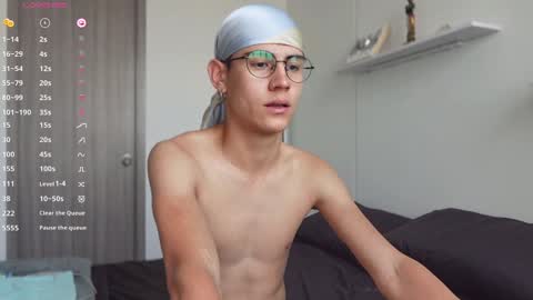 Snapshot of hey_cesard chatting on February 7, 12:39 pm hey_cesard online show from February 7, 12:39 pm